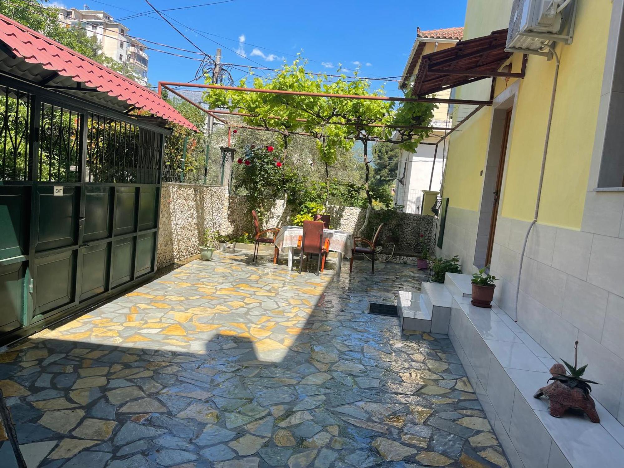 Artur'S Apartment 2 Gjirokastër Esterno foto